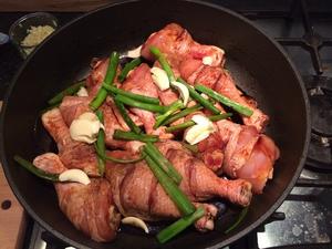烤箱菜～蜜汁蘑菇焗鸡腿的做法 步骤1