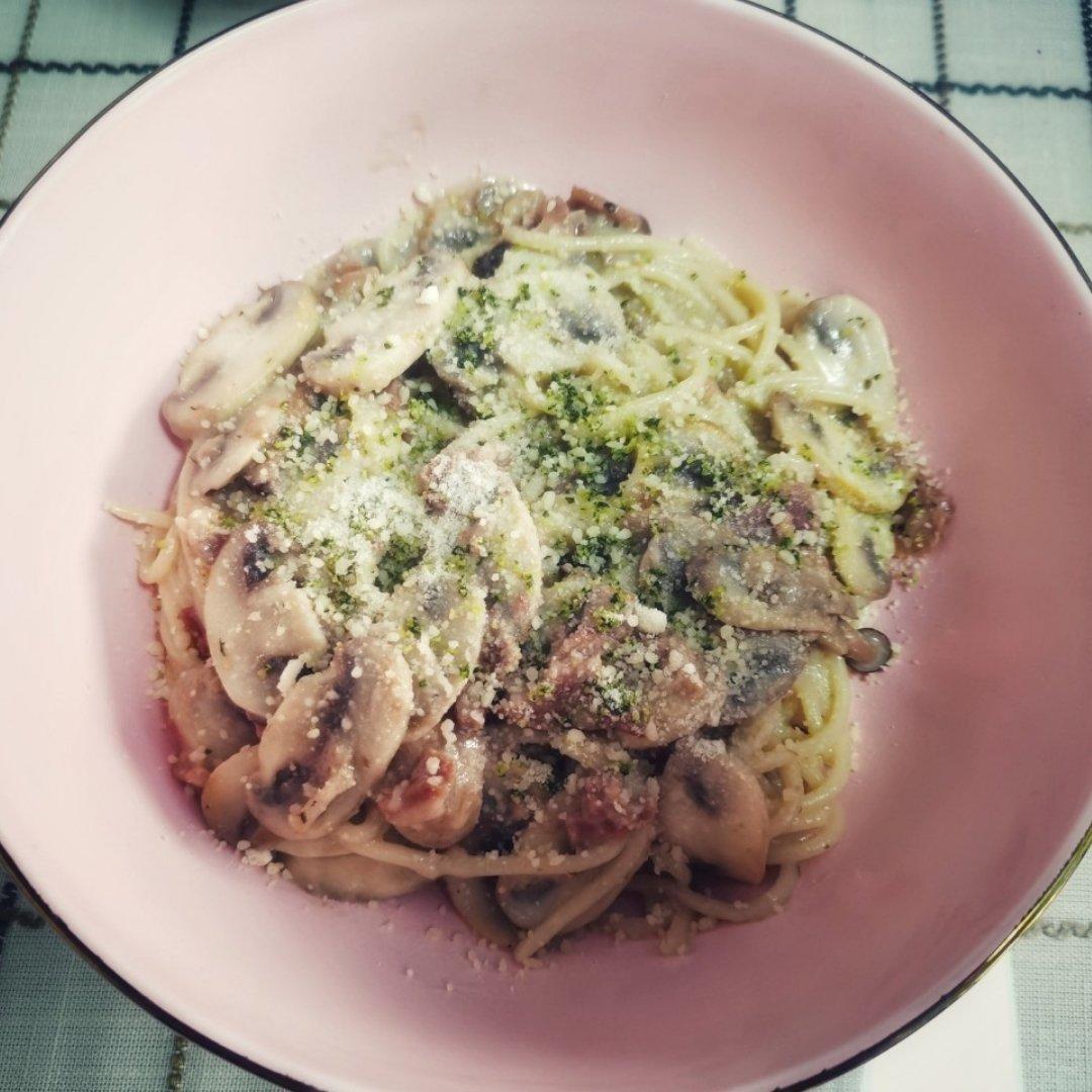 奶油蘑菇培根意大利面