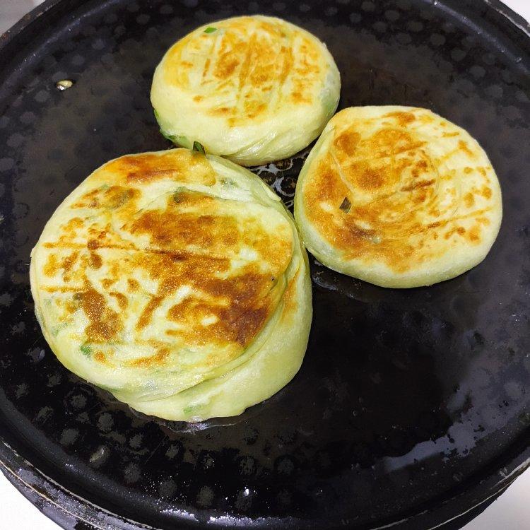家常葱油饼 柔软多层 凉了也不硬 附细节视频详解