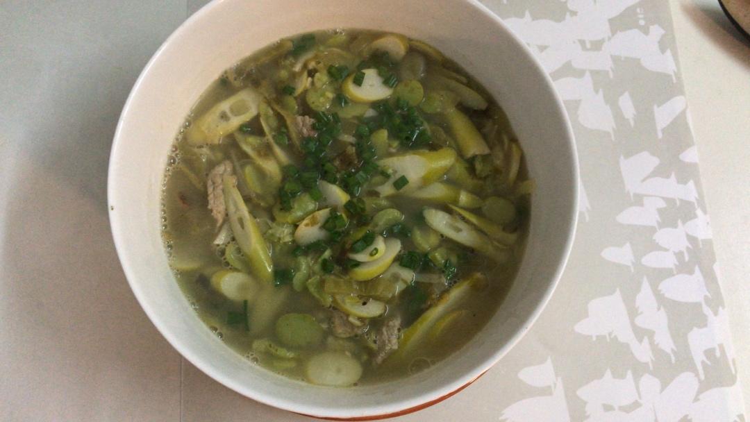 酸菜苦笋蚕豆瓣汤