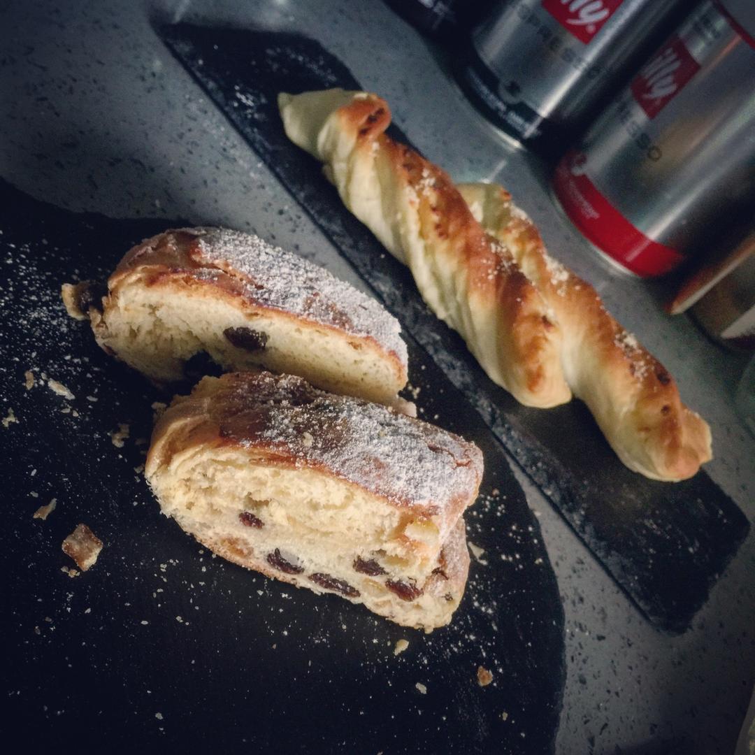 口感介于面包和蛋糕之间的我在烘培界的真爱--馅料丰富，圣诞必撸，不会撸就不配做德国老祖母的史！多！伦！！ Stollen！！