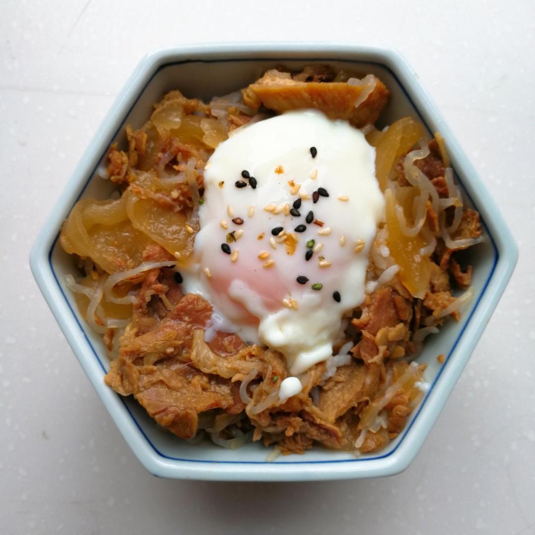 【温泉蛋肥牛盖饭】