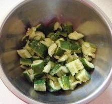 小白菜拌黄瓜的做法 步骤2