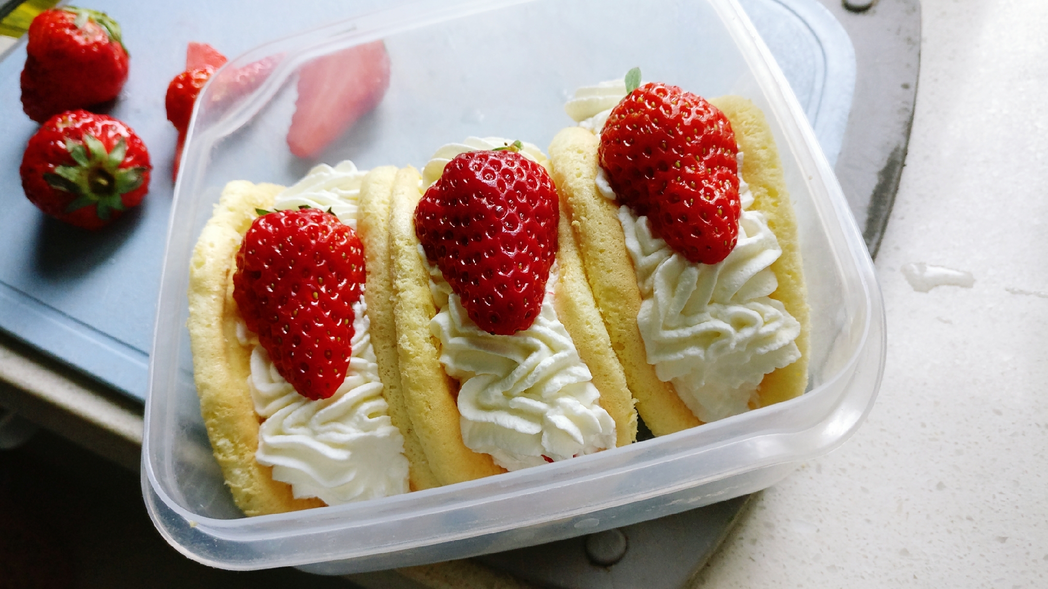 草莓抱抱卷蛋糕 （草莓奶油蛋糕 蛋糕卷）的做法 步骤14