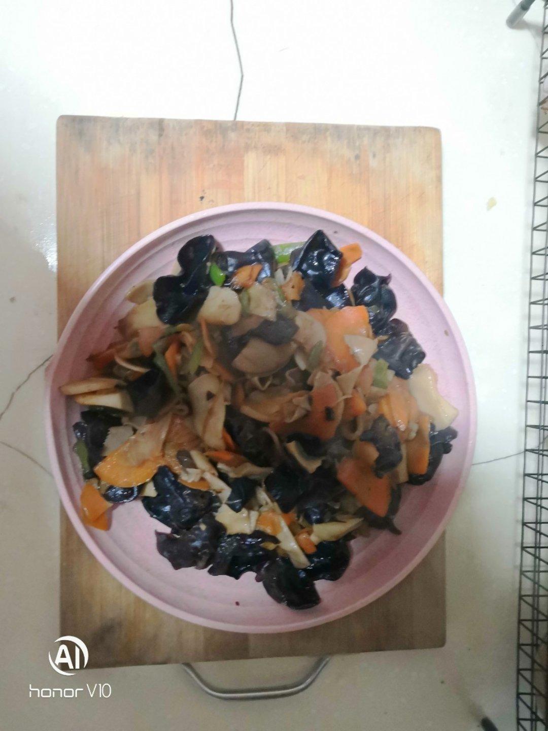 胡萝卜木耳炒杏鲍菇