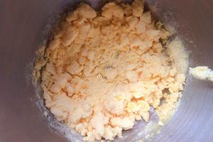 松软香甜，不用揉面的～玉米面红枣发糕的做法 步骤2