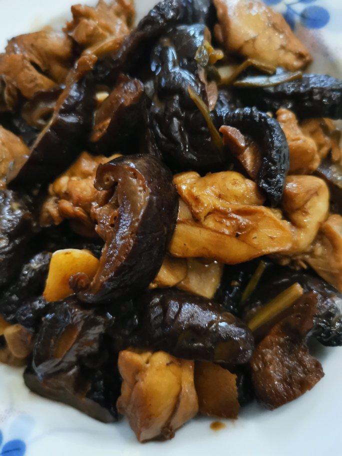 十几年不吃鸡肉的人吃了一盘子的小鸡炖香菇