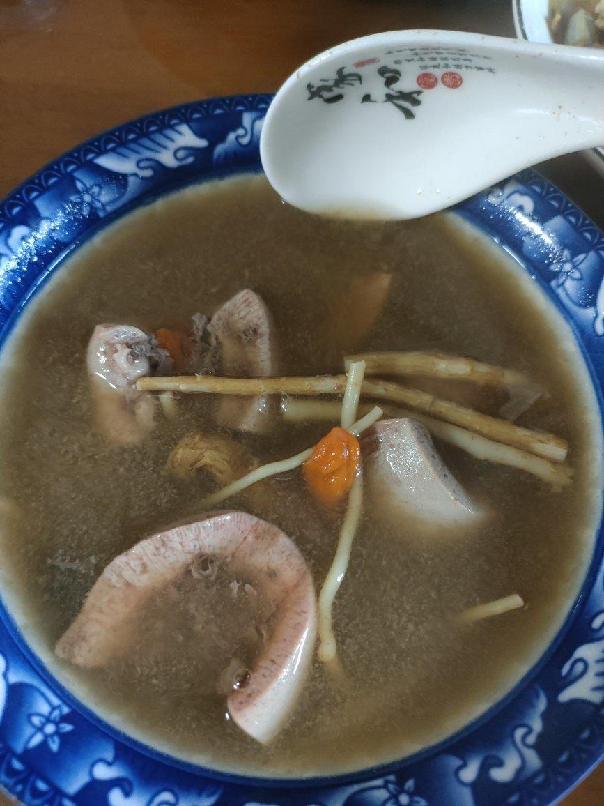 逗籽做的杜仲巴戟猪腰猪尾汤