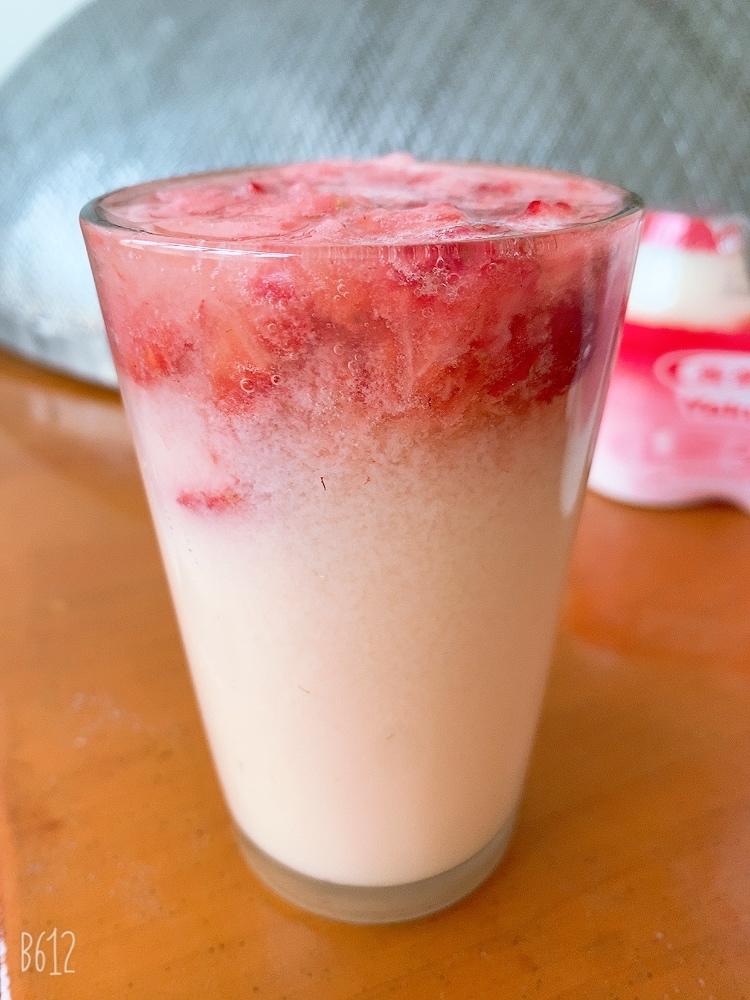 草莓气泡养乐多