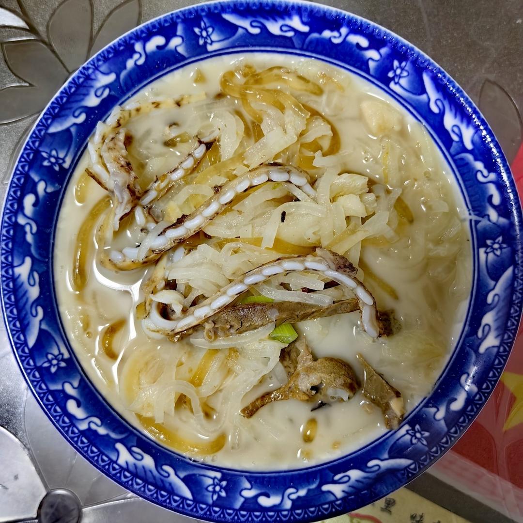 奶白色！羊头肉羊杂白萝卜粉丝汤