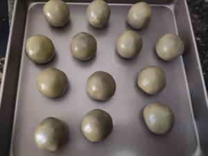 广式豆沙蛋黄月饼的做法 步骤10