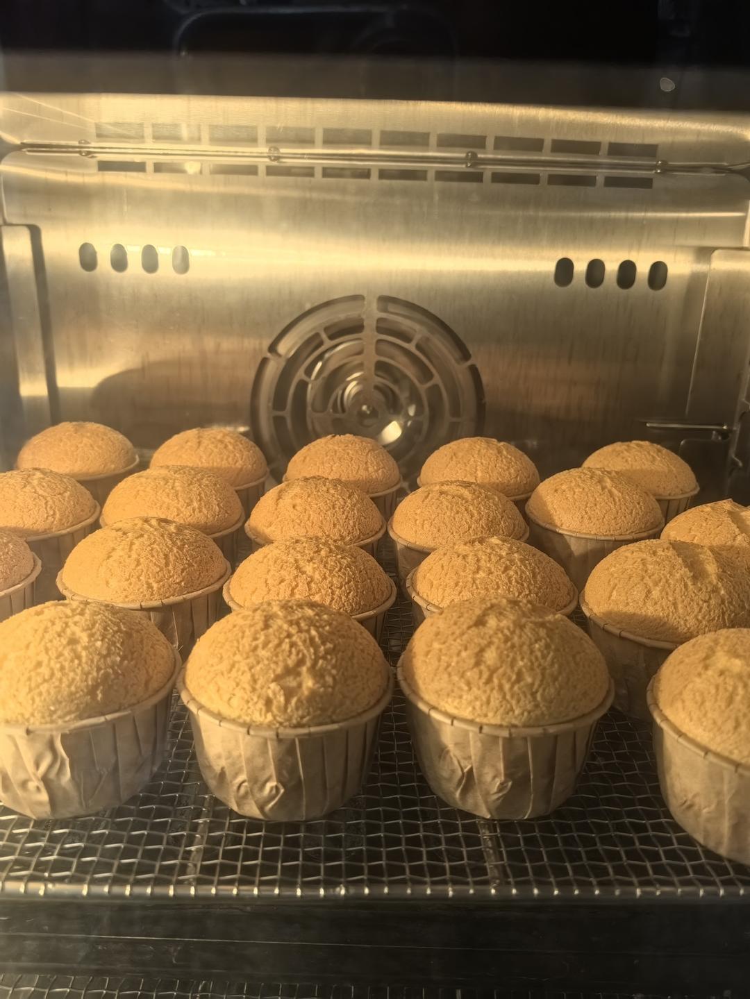 软萌软萌的古早味纸杯蛋糕