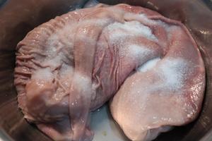 养胃汤:猪肚煲鸡的做法 步骤1