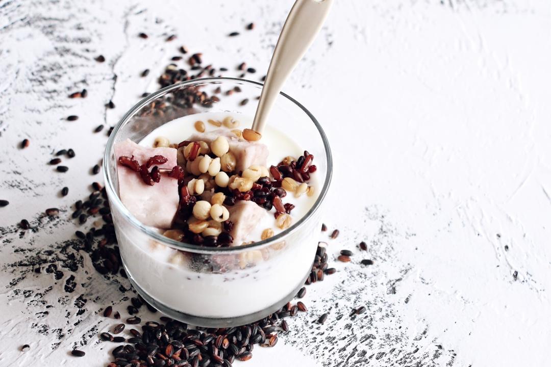 健康饱腹的芋头杂粮酸奶