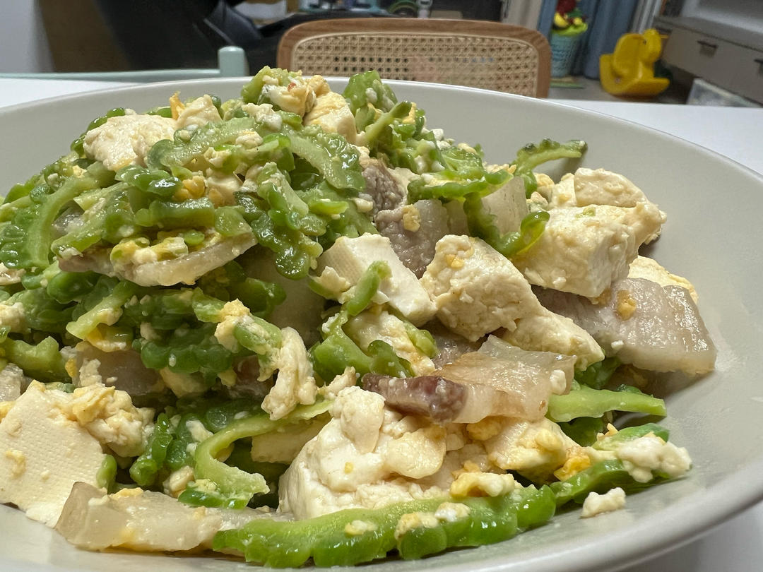 【冲绳料理】苦瓜炒豆腐（ゴーヤチャンプルー）