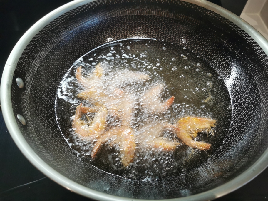 连虾壳都不放过的孔雀开屏椒盐虾的做法 步骤6
