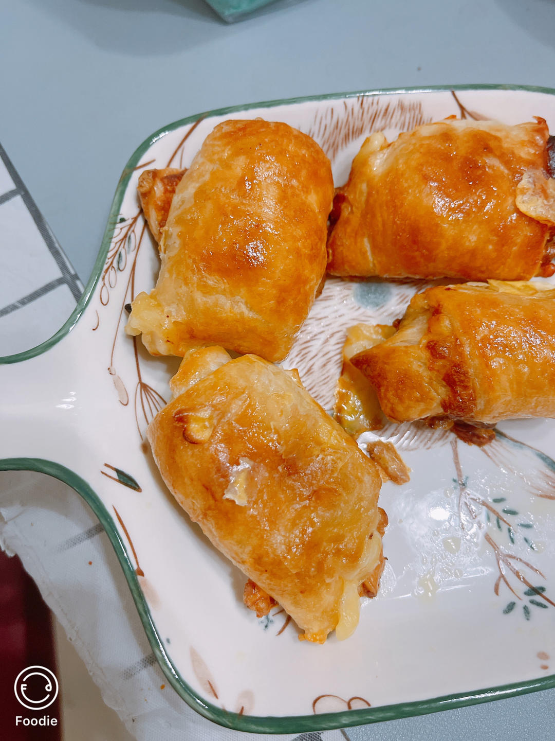 香肠酥皮卷：手抓饼皮还能这样吃，不用和面快速搞定早餐