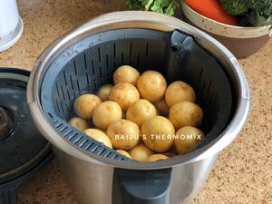 红烧小土豆的做法 步骤1
