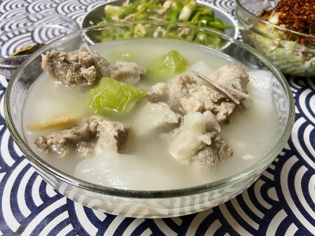 翡翠白玉排骨汤（其实就是莴笋头白萝卜嘛）的做法