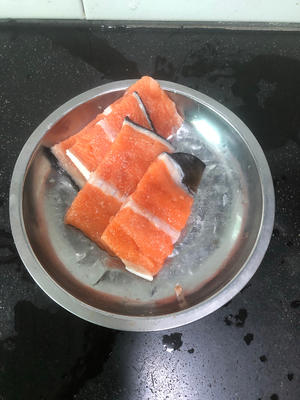 立冬吃饺子配番茄三文鱼骨汤底的做法 步骤2