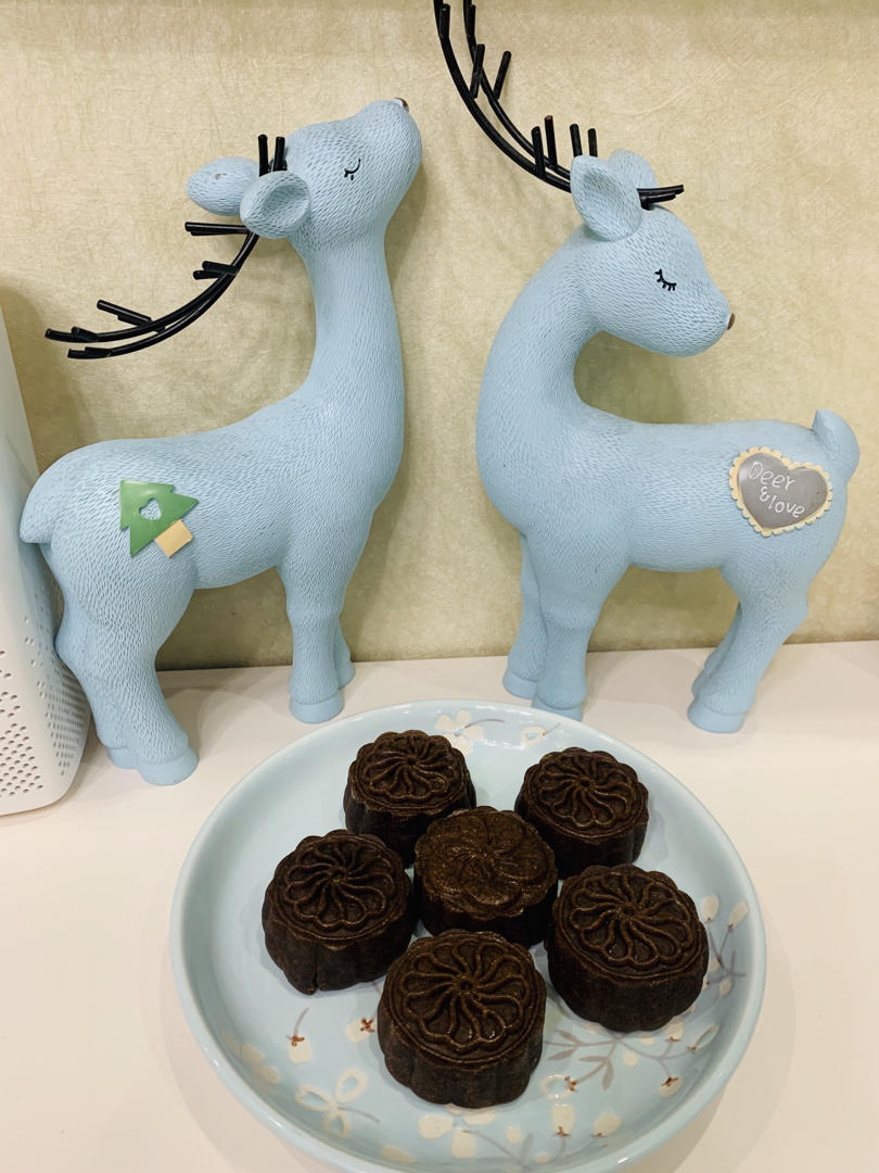 黑糖月饼--蔓越莓绿豆沙月饼、豆沙肉松蛋黄月饼、黑芝麻蛋黄月饼