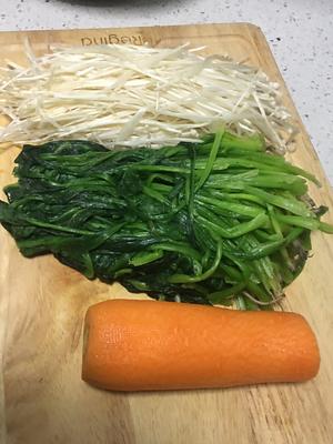 金针菇🍄菠菜🥬胡萝卜🥕素丸子🧆的做法 步骤1
