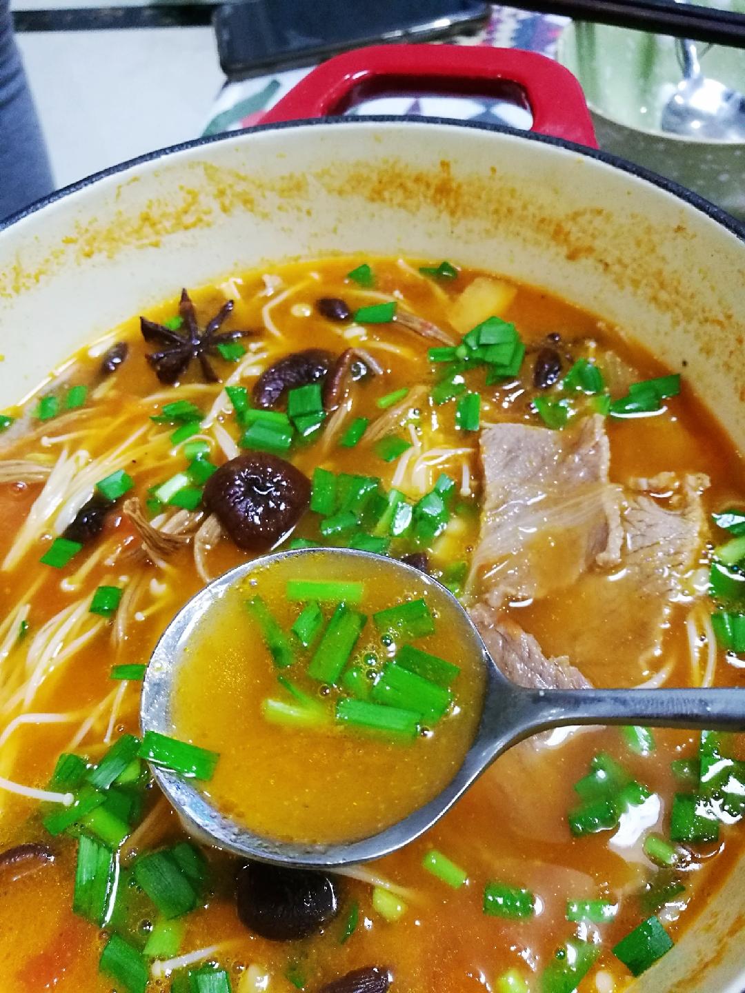 西红柿金针菇牛肉汤