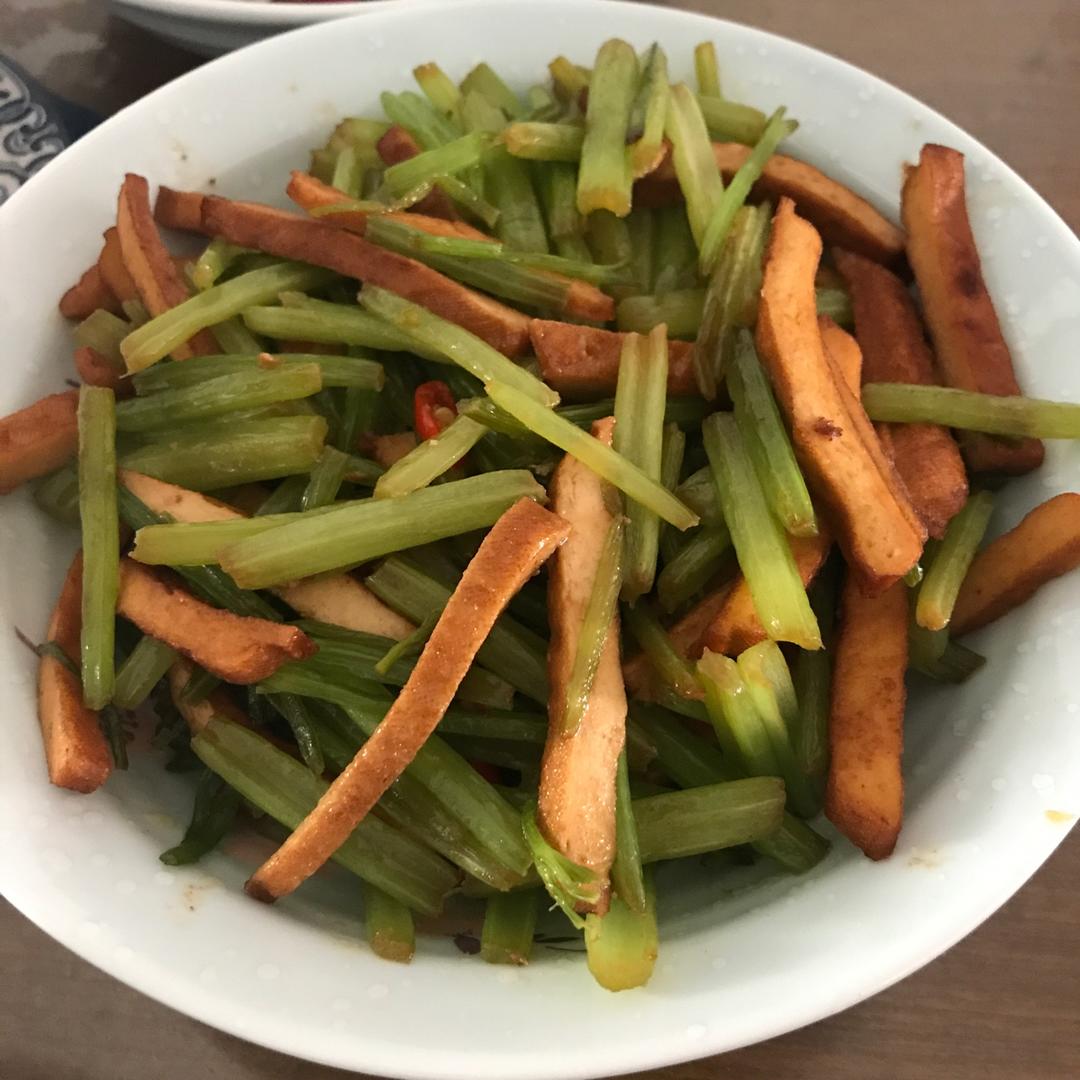 素菜：芹菜炒豆腐干