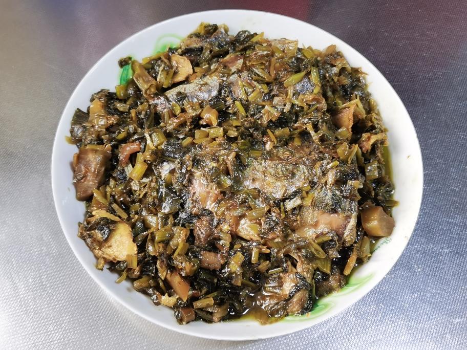【咸菜烧青占鱼的做法步骤图,怎么做好吃】金色山茶花_下厨房