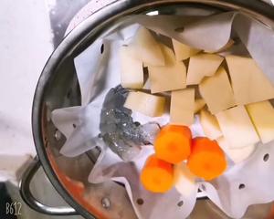 土豆泥虾蓉芹菜饼（宝宝辅食）的做法 步骤2