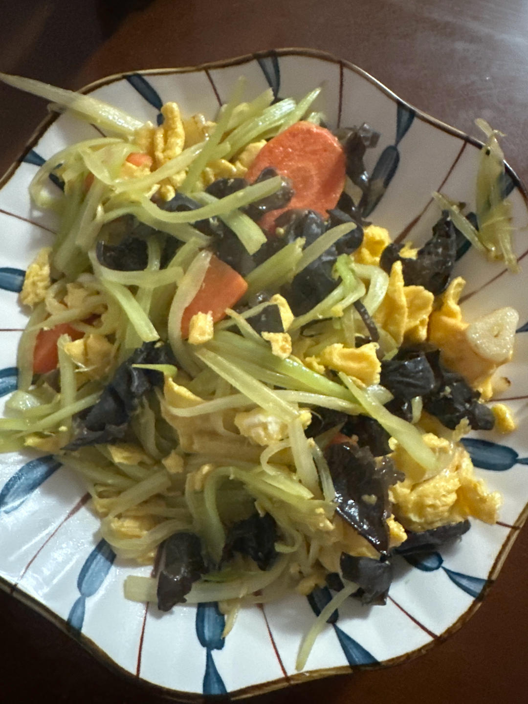 芹菜木耳炒鸡蛋