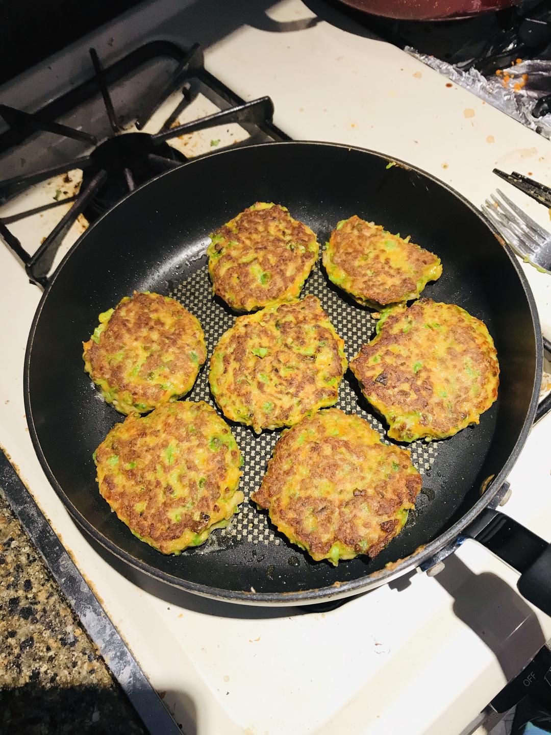 胡萝卜青豆鸡蛋肉饼的做法 步骤5