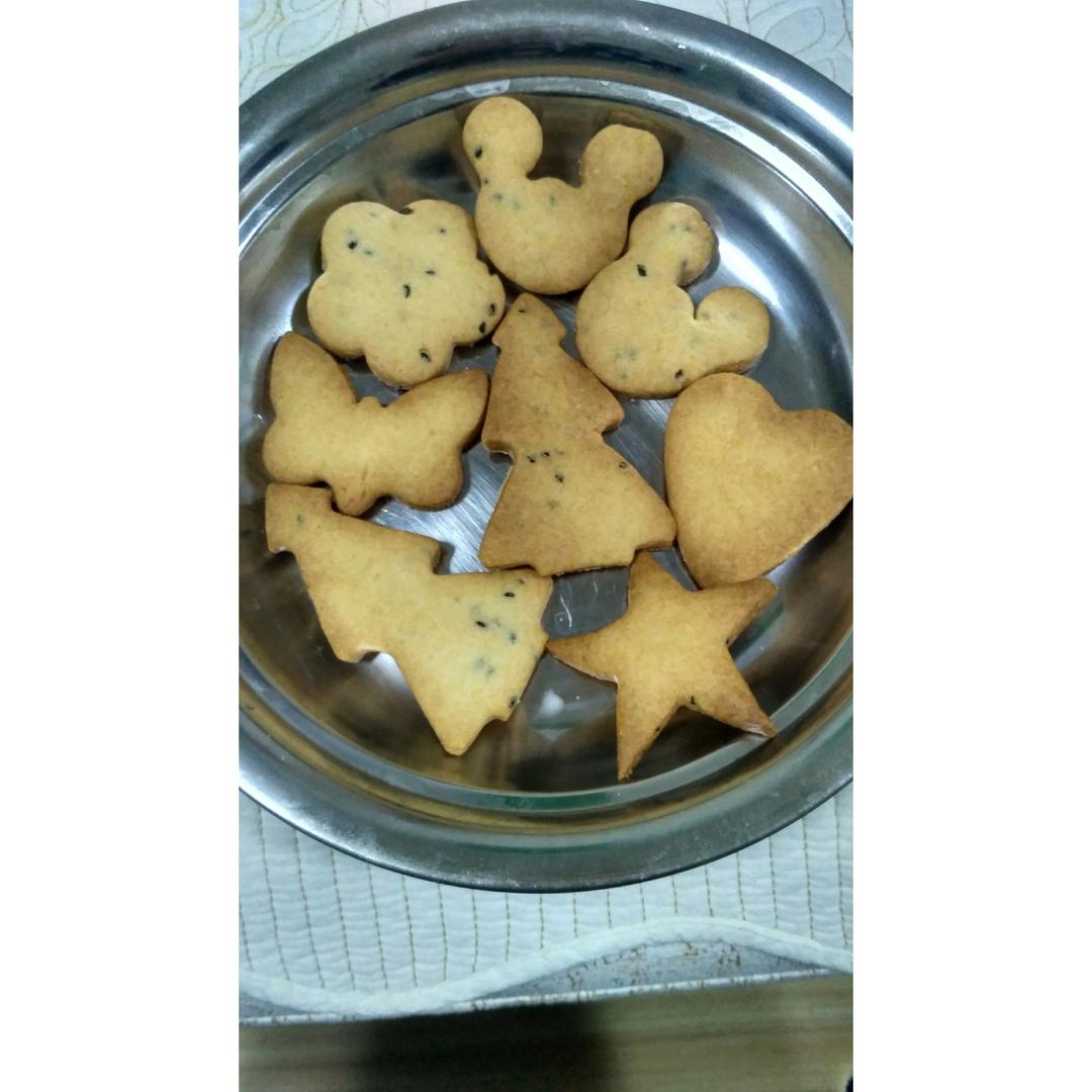 烘培小白的第一次作品：变异的曲奇饼干。没备黄油，改用色拉油；没有奶粉，忘记牛奶;一次性的裱花袋挤破了，改用五角星型模具……一抹黑