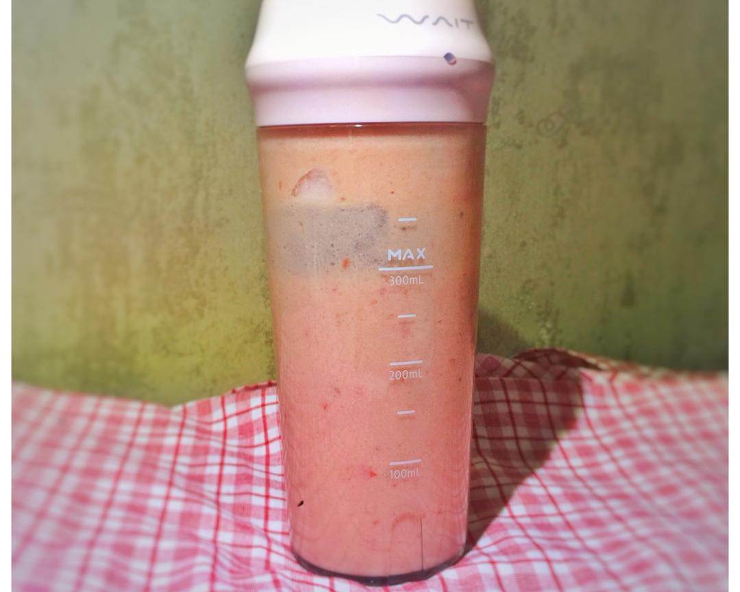 不正经果蔬汁～番茄味儿的香蕉酸奶的做法