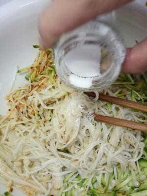 黄瓜拌金针菇的做法 步骤7