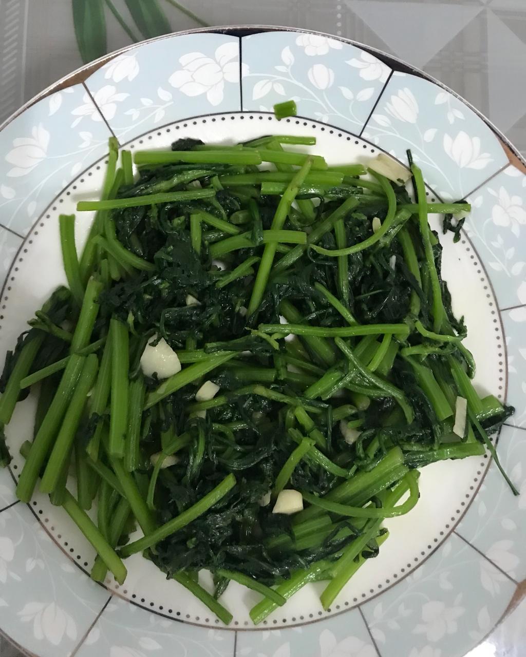 爱吃臭豆腐的甜心女王做的清炒茼蒿