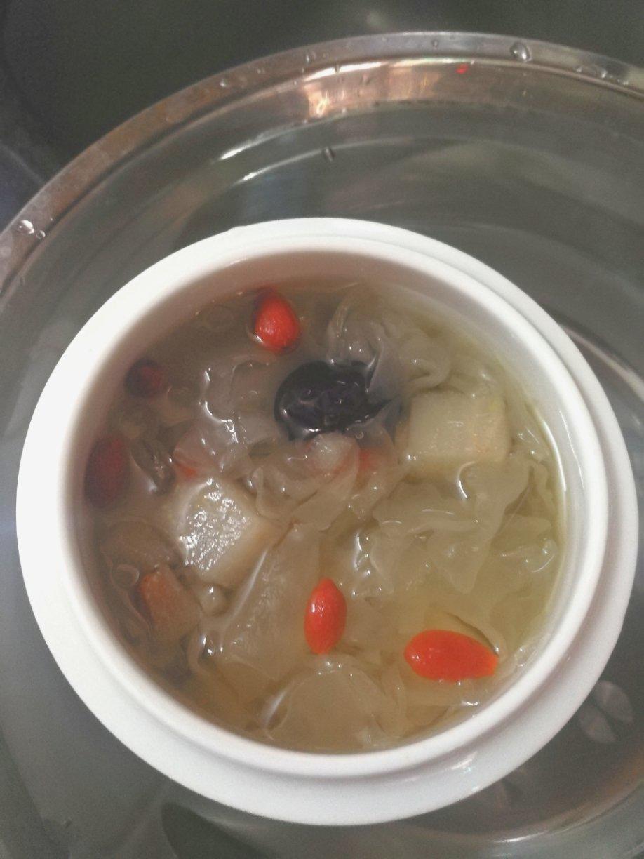 银耳雪梨红枣枸杞羹