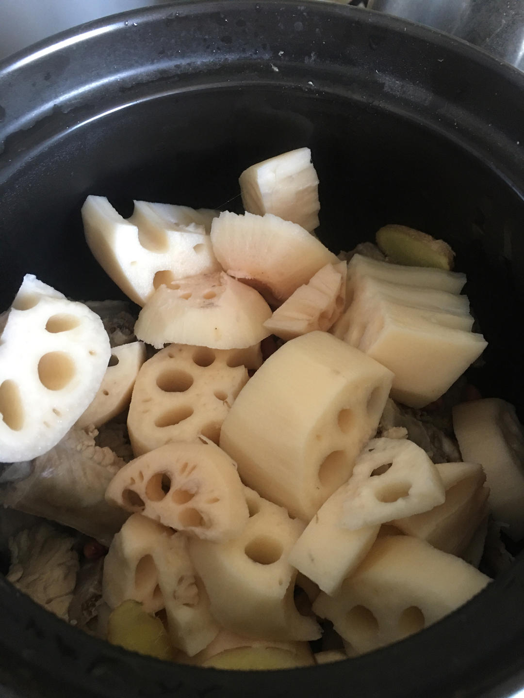 秋冬滋补——莲藕花生排骨汤（内附超香蘸料做法！）