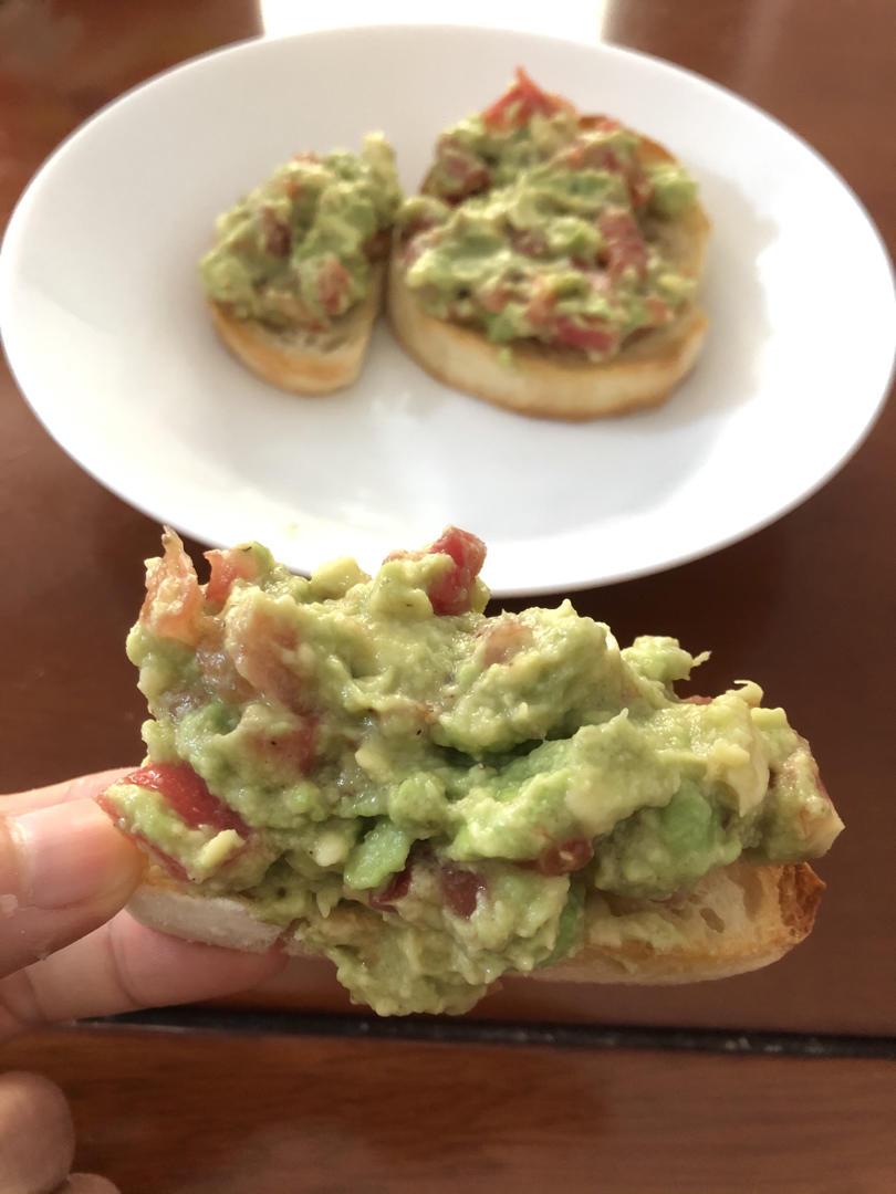 西班牙tapas之三文鱼牛油果面包 番茄牛油果面包