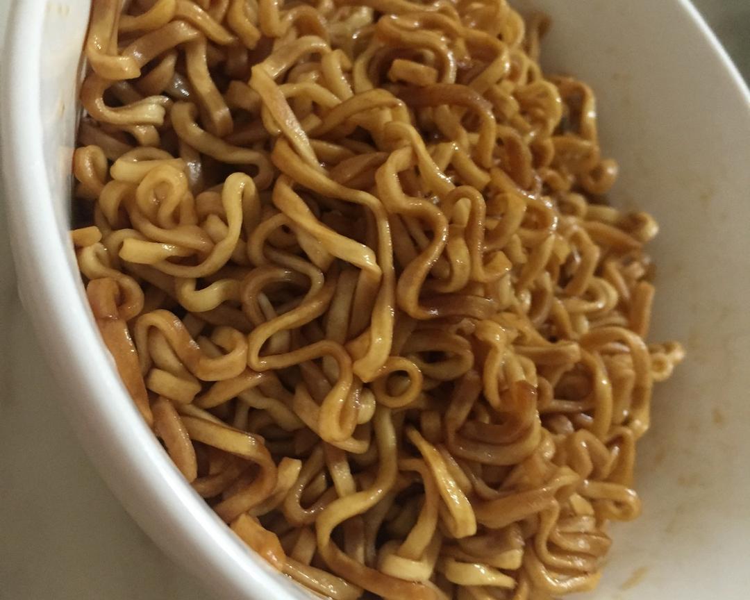 微波炉方便面。