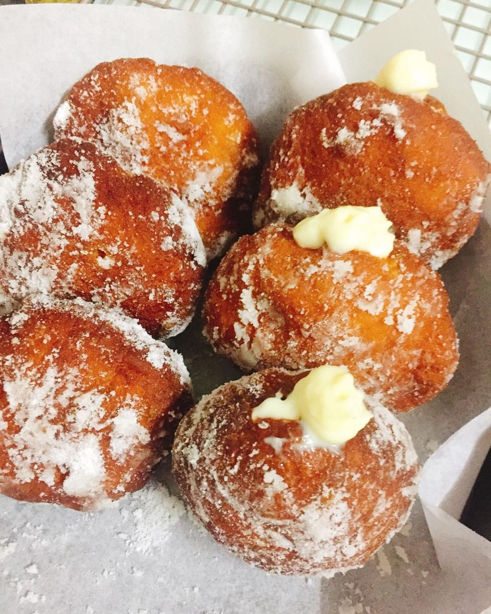 好吃到哭泣的甜甜圈VANILLA CREAM-FILLED DOUGHNUTS
