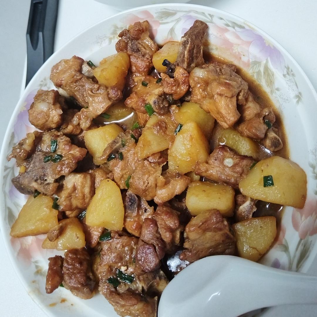 土豆焖排骨