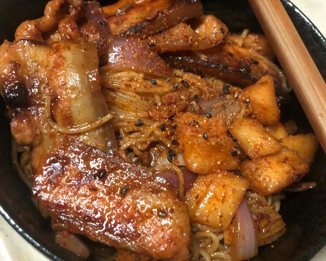 快手韩式烤肉焖面的做法