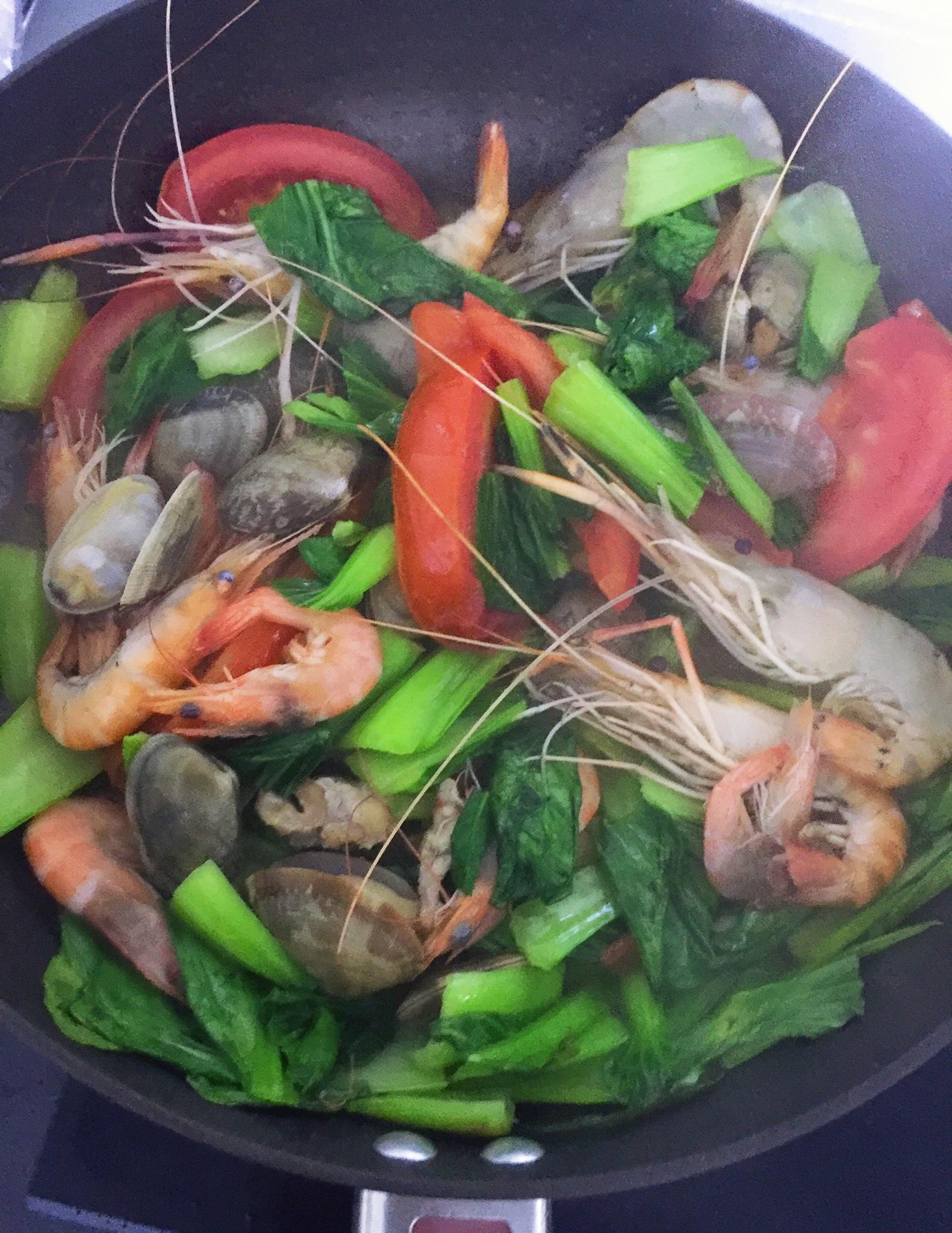 青菜蛤蜊鲜虾面的做法 步骤5