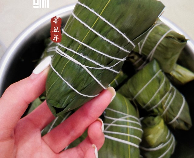 步骤图 端午节包粽子 蛋黄鲜肉粽蜜豆红枣粽 你爱哪一个的做法 端午节包粽子 蛋黄鲜肉粽蜜豆红枣粽 你爱哪一个的做法步骤 粽子 下厨房 步骤图 端午节包粽子 蛋黄鲜肉粽蜜豆红枣粽 你爱哪一个的做法 端午节包粽子 蛋黄鲜肉粽蜜豆红枣粽 你爱哪一个的做法步骤 粽子 下厨房