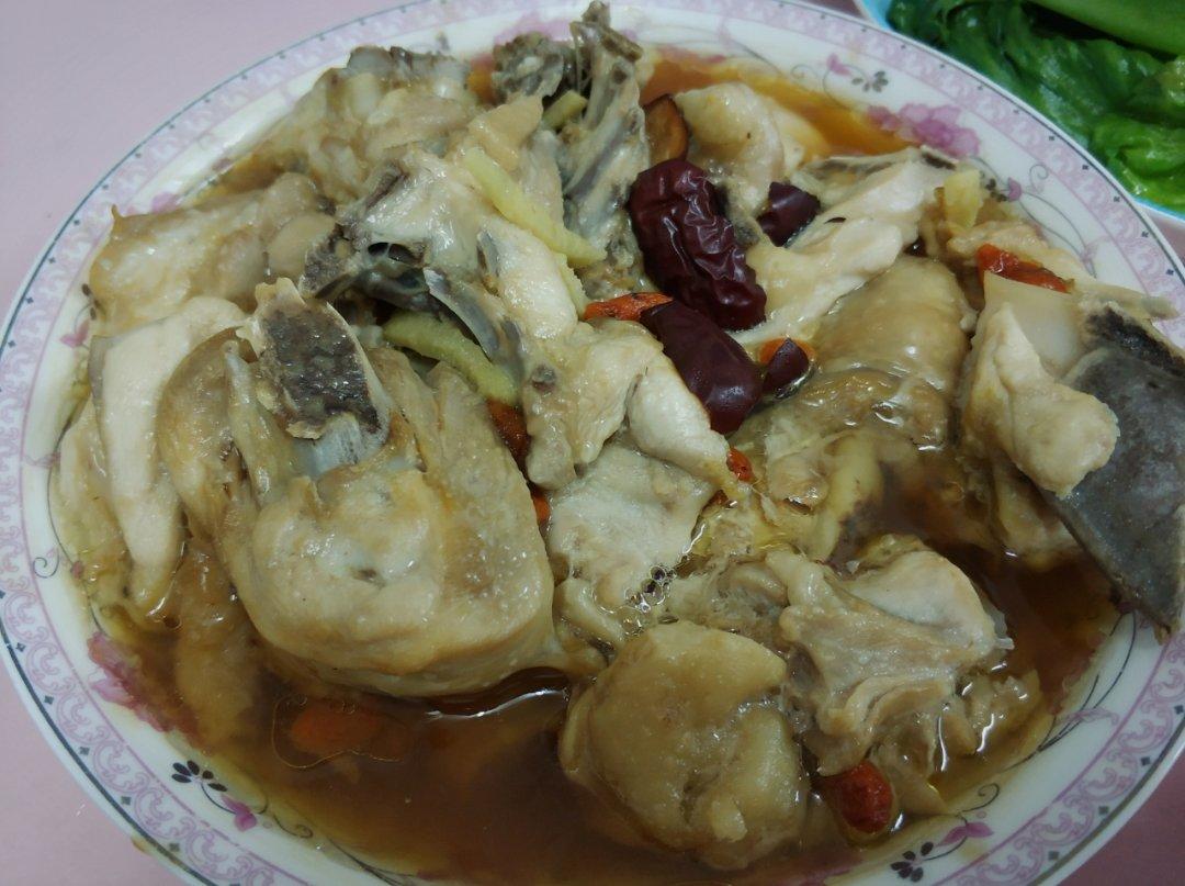 红枣杞子蒸滑鸡