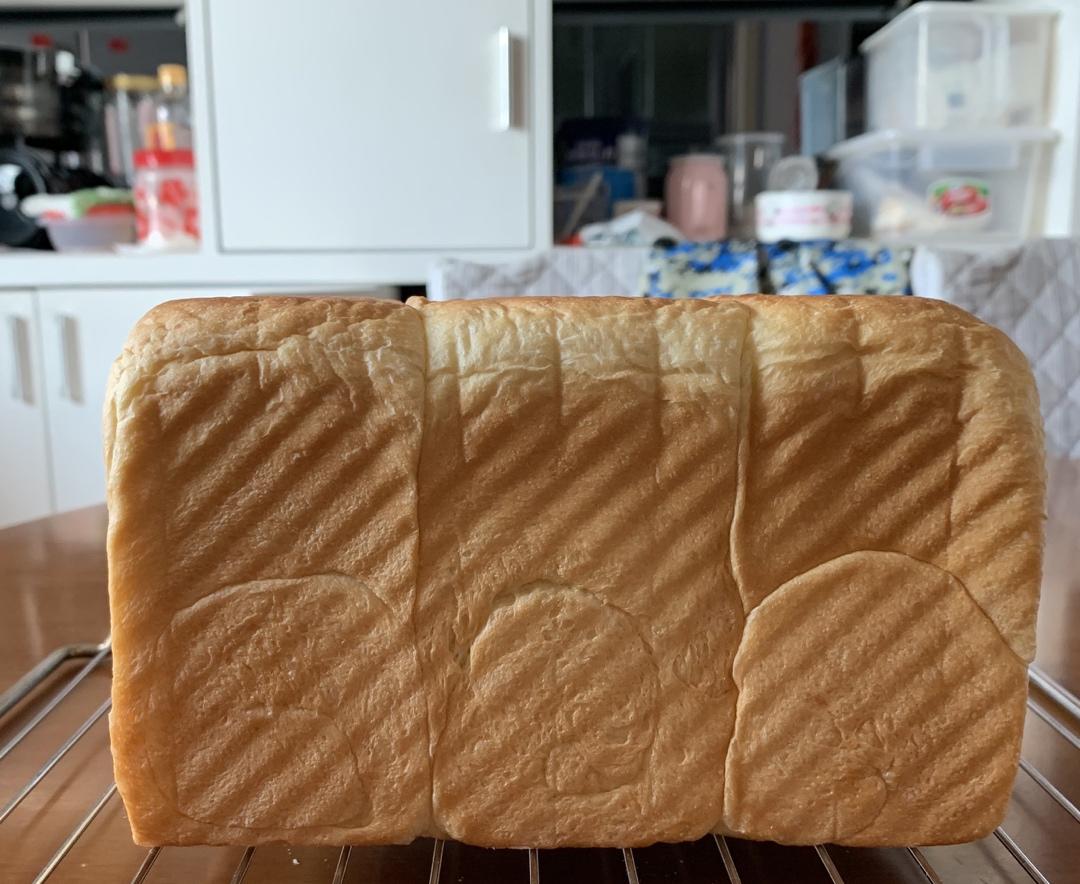 用烤箱自己做面包--手工牛奶吐司面包