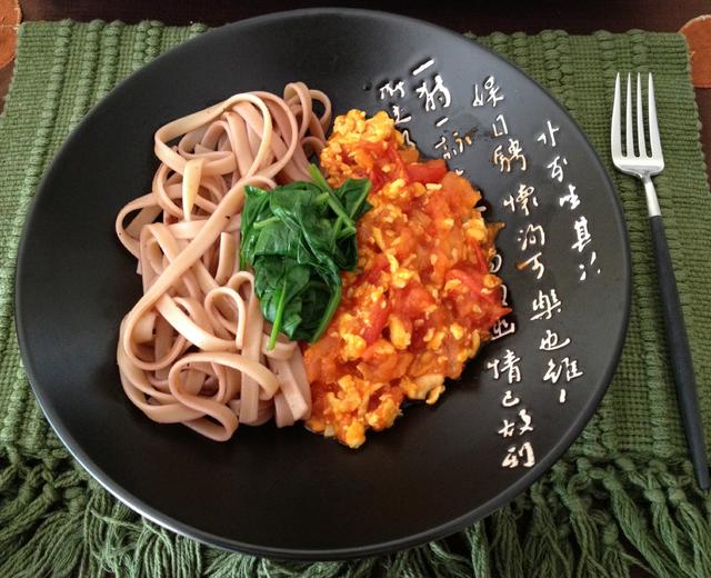 蕃茄鸡蛋烩红酒意面的做法