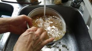 不糊锅、不扑锅的香浓豆浆与软嫩豆腐花的做法 步骤2