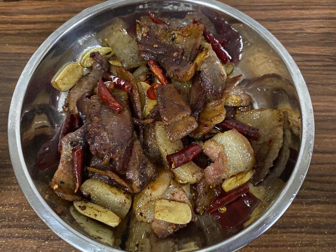 最具人间烟火气的大蒜辣椒炒湖南腊肉
